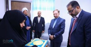 دیدار مدیرعامل و عضو هیأت‌مدیره بانک دی با مادر شهید جنگ ۱۲ روزه