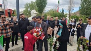 استقبال مردم و مسئولان ماکو از قهرمان طلایی آسیا / ادای احترام ابوالفضل پیشه‌ور به شهدای گمنام